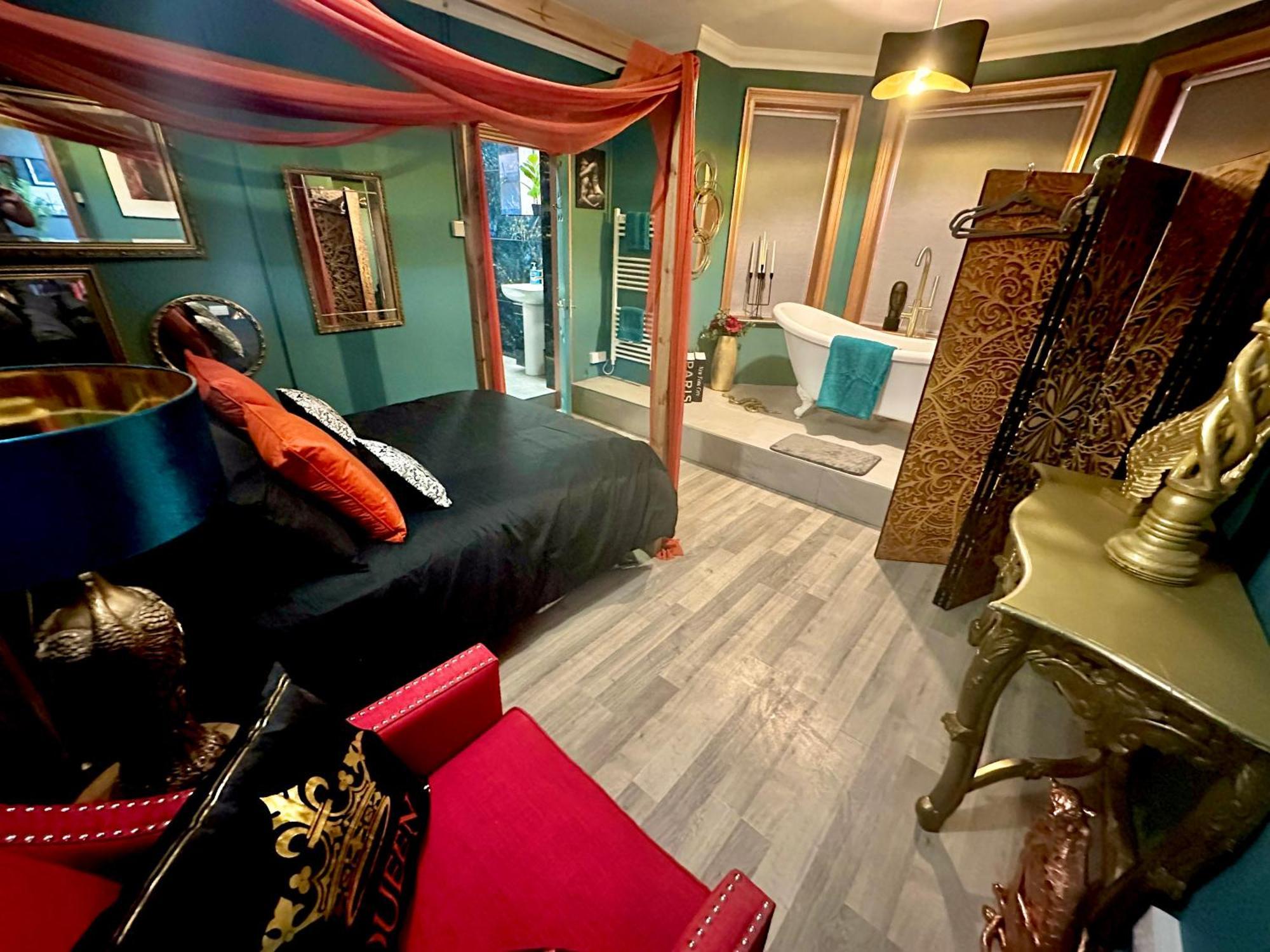 Apartment The Den Of Desire - Adults Only Experience - Walk To Beach And Town Centre - *